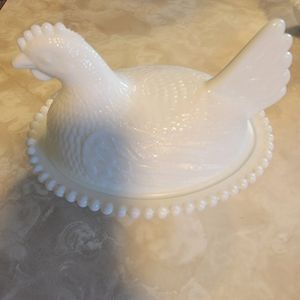 Glass nesting hen